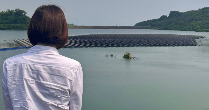 陳菁徽指出，過去鳳山水庫曾是重要濕地，是一級保育類動物遊隼與白尾海雕的棲息地，如今卻被一片片光電板取代。（圖／取自陳菁徽臉書）