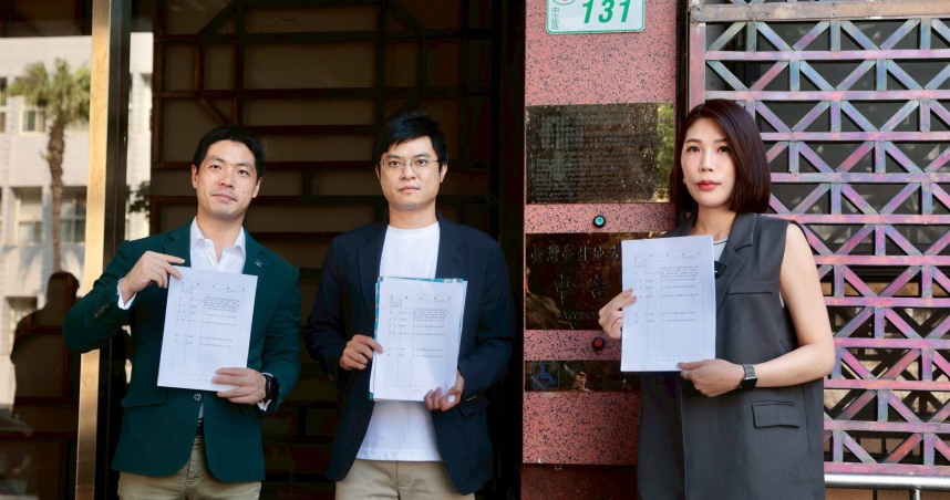 馬郁雯等人今日親赴北檢提告王鴻薇以及張凱維。（圖／黃耀徵攝）