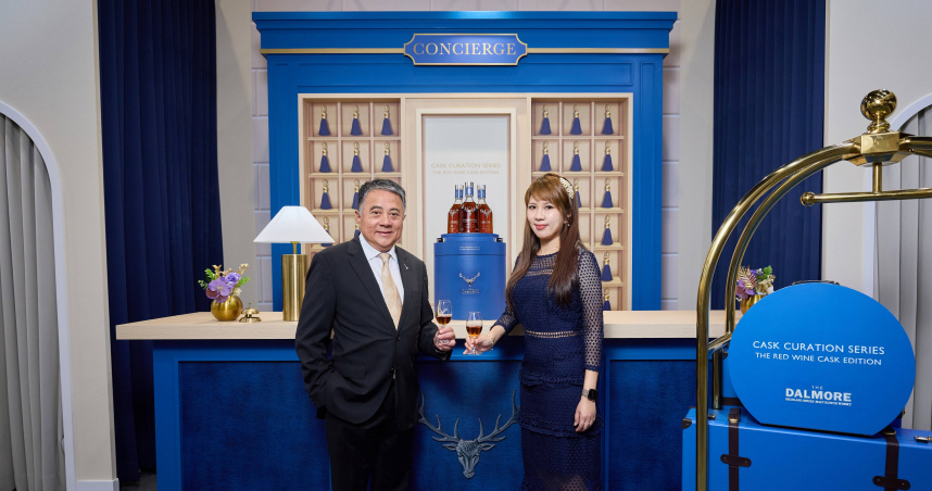 【尚格酒業 奚大寧董事長, 尚格酒業行銷總監 張介怡Gity】《 大摩奧藝桶藏系列 — 2025 紅酒桶版 》特選於Art Taipei 2025首度對全臺藝術及威士忌愛好者公開揭示。（圖片提供／尚格酒業）