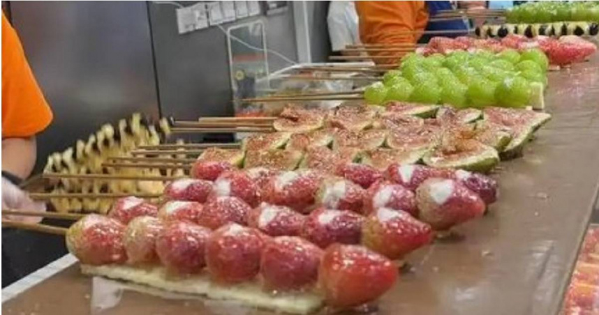 奶皮子糖葫蘆爆紅。（圖／翻攝潮新聞）