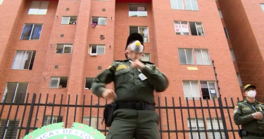 疫情拉丁美洲肆虐! 哥倫比亞警察擔任健身教練鼓舞居民