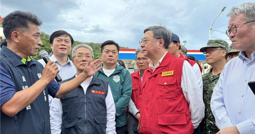 針對有人把矛頭指向工程會主委陳金德（右ㄧ），李明哲（左ㄧ）表示這不是護航，而是單純陳述事實。（圖／中國時報吳佩蓉攝）