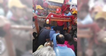 躦轎底時，不能起身或觸碰鑾轎，背包放在胸前，好讓鑾轎通過，不能戴帽子，要記得脫帽。（圖／楊登嵙提供)