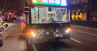 北市大安區和平東路一段與師大路交叉口,4日晚間22時許發生一起嚴重車禍事故,女騎士遭公車輾斷腳掌。(圖/翻攝畫面)