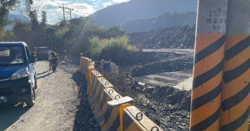 灑水車突然翻覆滑落邊坡，駕駛僅驚魂未受傷。（圖 ／翻攝畫面）