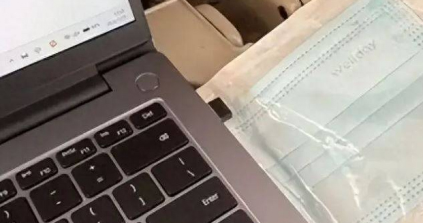 女子找高鐵乘務員投訴男子在列車口抽煙，卻被發了一個口罩。（圖／翻攝自微博）