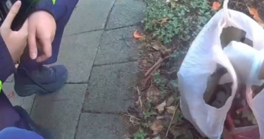 北市有民眾日前在路邊撿到子彈，嚇得緊急報警處理。（圖／翻攝畫面）