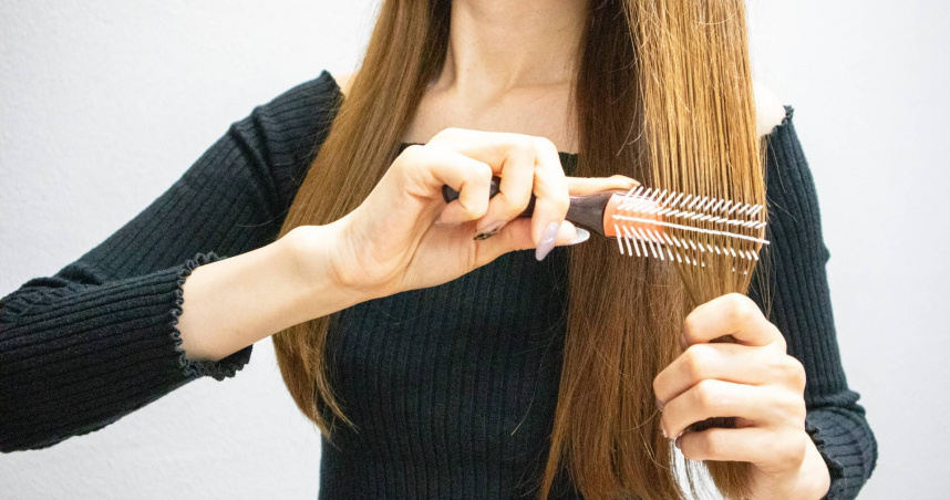 柯博桓建議，早上睡醒應先用手輕輕整理頭髮，再用梳子梳頭，避免扯斷髮絲。（示意圖／photoAC）