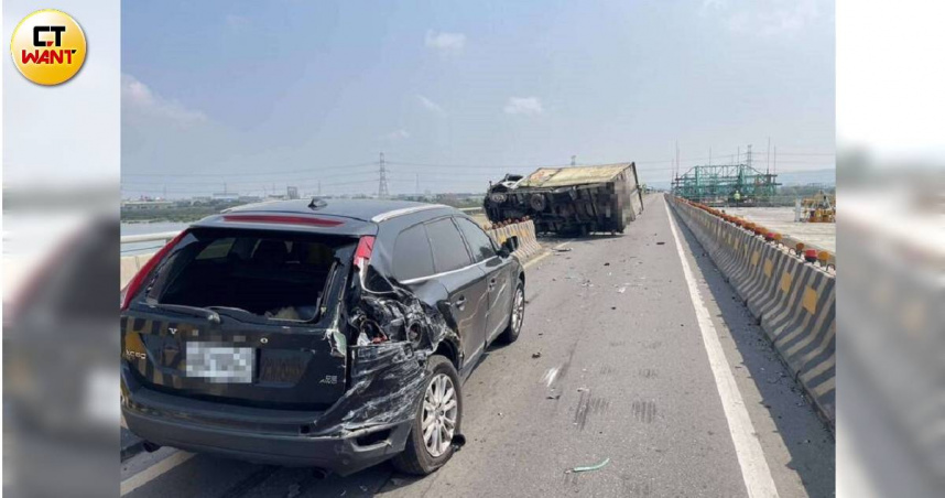 西濱彰化段大貨車與轎車追撞，一度造成車流回堵。（圖／林慶祥翻攝）