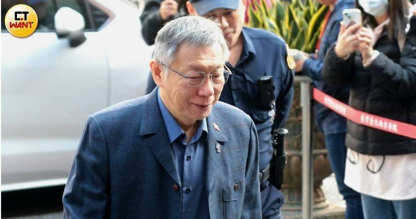 民眾黨前主席柯文哲於逢甲夜市掃街期間遭不明人士噴灑辣椒水，現場多名志工與民眾出現不適，團隊表示將報警追究。（圖／報系資料照）