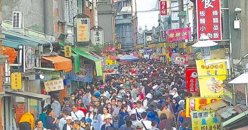 勞動節納入全國放假，不少家長反映，孩子同時在家，使原本可自由運用的時間轉為家庭活動安排。（示意圖／報系資料照）