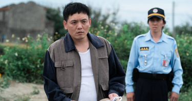 春風（左）在《死亡賭局》中自然的演出，讓對手演員都讚是天才演員。（圖／英傑哆影業）