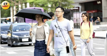 今（21日）全台持續高溫炎熱，白天普遍高溫達30至34度。（示意圖／方萬民攝）