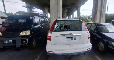 苗栗竹南停車場12日發生11輛汽車遭砸事件，警方循線逮獲馮姓男子，並查出其另涉新竹縱火案。（圖／翻攝畫面）