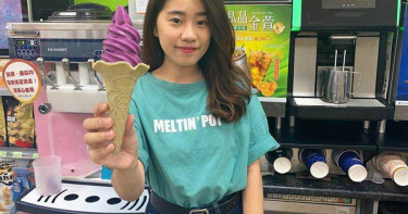 全家宣布首度推出期間限定「澎湖仙人掌霜淇淋」，紫色霜淇淋加上綠色餅皮的吸睛組合，可望再掀一波拍照打卡熱潮！（圖／全家提供）