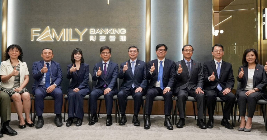行政院院長卓榮泰（中）7月24日偕同行政院發言人李慧芝（左三）、行政院南部聯合服務中心執行長許乃文（左二）、高雄市市長陳其邁（右四）、金管會主委彭金隆（左四）、銀行局局長童政彰（右二）、中央銀行副局長洪櫻芬（左一），以及中信銀行董事長陳佳文（右三）、個人金融執行長楊淑惠（右一）參訪中信銀行亞灣分行，見證臺灣資產管理產業邁向國際的里程碑。（圖／中信銀行提供）