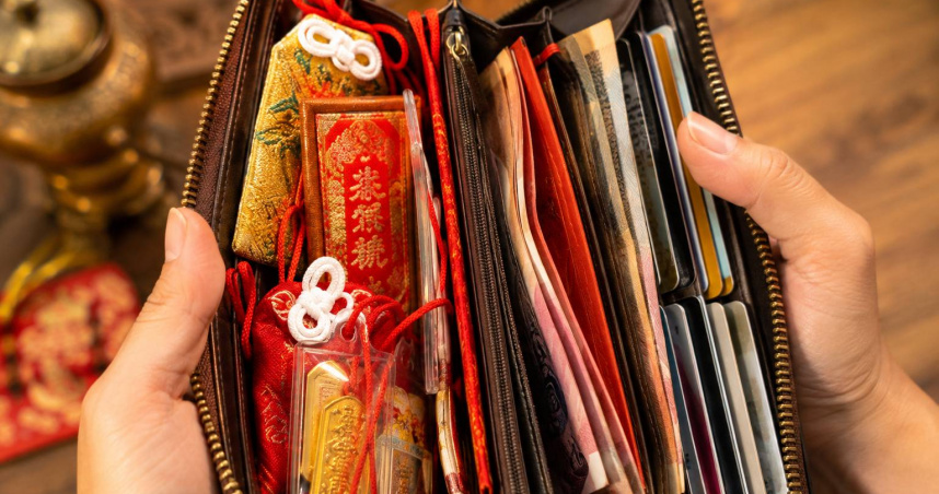 不少台灣民眾的錢包裡，放的不只是現金與信用卡，還有各式宮廟求來的平安符、護身符。（示意圖／AI生成）