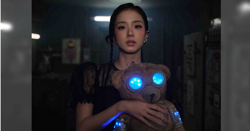 新歌合作泰勒絲MV導演！JISOO〈CLICK〉泰迪熊藏彩蛋