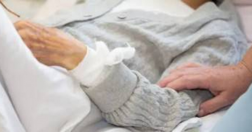 課業長照兩頭燒！高雄19歲男大生情緒崩潰　持水果刀刺臥病祖母