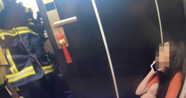 口角後男友外出散心 女友跨坐10樓陽台嗆要跳