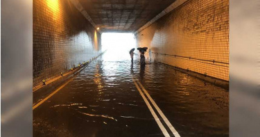 雨彈狂炸新北!新店地下道水淹膝蓋