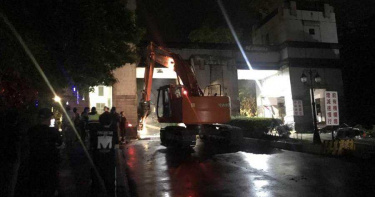 老翁為產權糾紛找怪手 半夜拆除社區警衛亭