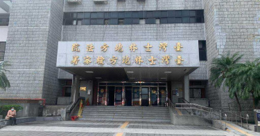 地檢署門前打人!怪男持鐵條痛毆婦人 打完自己去投案