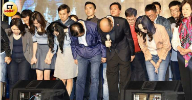 已致電蔡英文總統祝賀!韓國瑜哽咽:我努力不夠 支持者掩面落淚