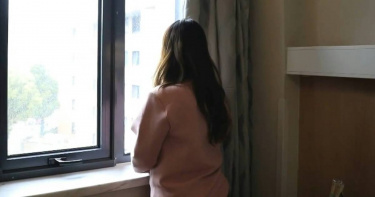 陸女做完自體組織填充隆乳後,竟在產檢時驗出動物蛋白質。(圖/翻攝畫面)