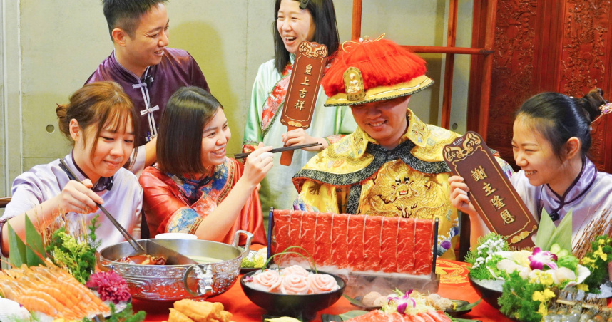 「問鼎·皇上吉祥」平日不限時開涮， 證件對中「1,4,6,8」紐澳牛舌或松阪豬免費送， 壽星再贈五星肉蛋糕！(圖片提供／問鼎)