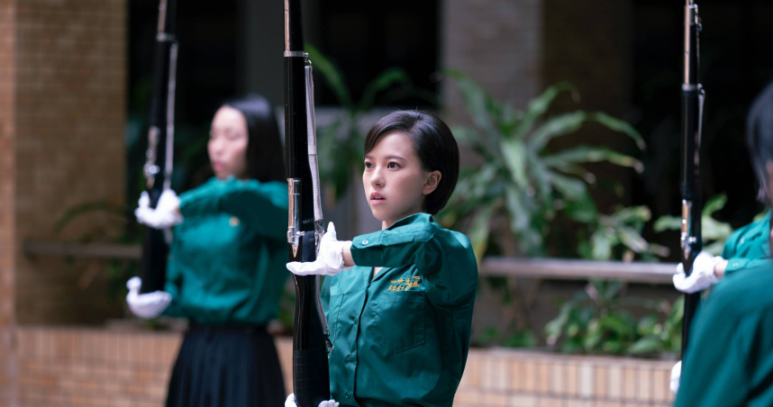 《夜校女生》項婕如當樂儀隊苦練真槍一個多月，自招被打到瘀青。（圖／興揚電影提供）