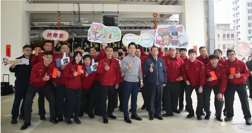 台北市長蔣萬安親赴北市龍山、泉州分隊衛冕消防人員。（圖／翻攝畫面）