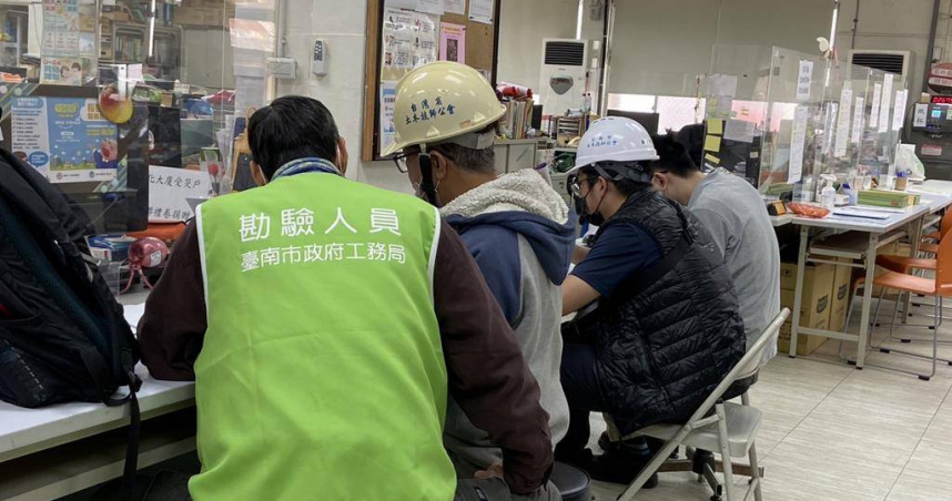 為了協助受災民眾，玉井區公所假日不休息，持續受理房屋災損通報及發放慰問金。（圖／玉井區公所提供）