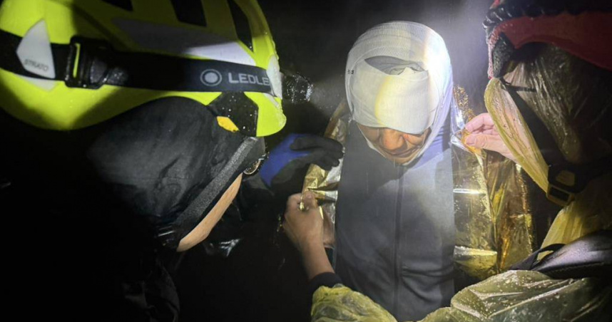 春節連假第2天，北大武山發生山難，一名男登山客滑落30公尺邊坡，頭破血流獲救。（圖／屏東縣消防局提供／中國時報羅琦文屏東傳真）