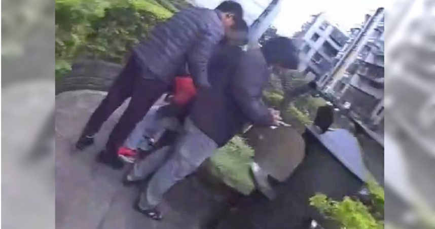 土城警年節加強阻詐力道，埋伏面交地力逮詐騙車手。（圖／翻攝畫面）