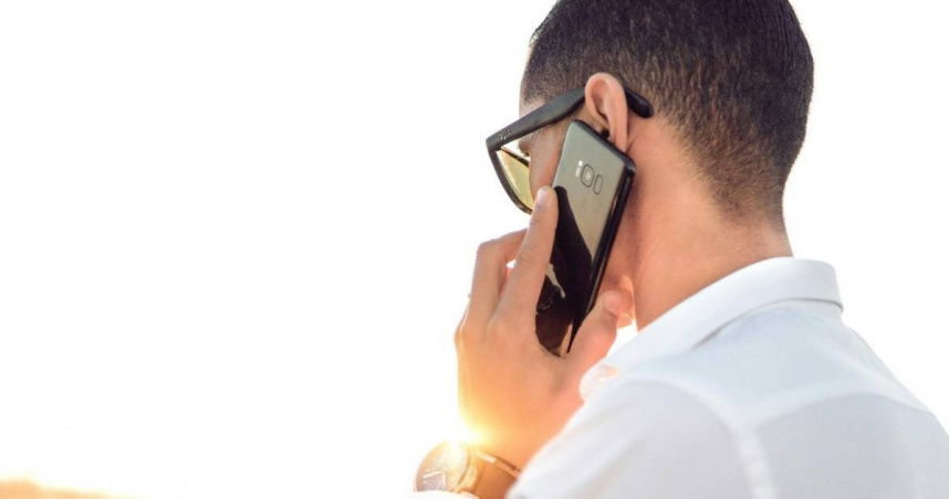 桃園民眾誤信假檢警來電，對方恐嚇涉案要押扣財產，導致民眾上當損失98萬元。（示意圖／Pexels）