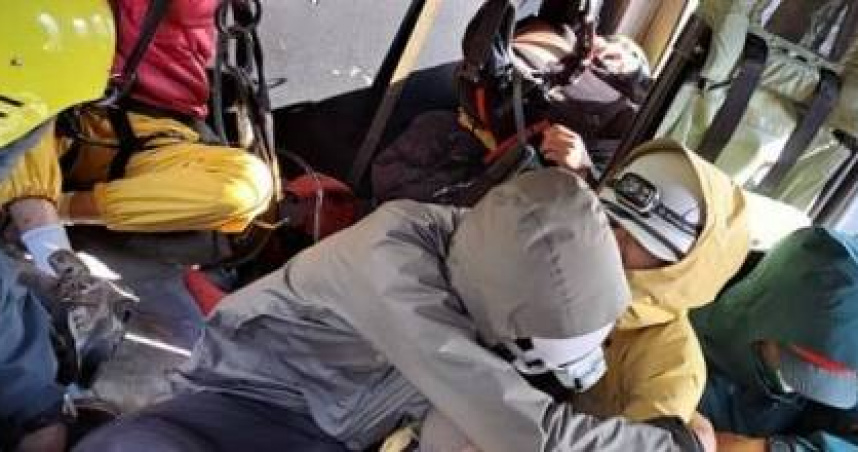 6名登山客遭困沙洲，空勤直升機成功救援。（ 圖／翻攝畫面）