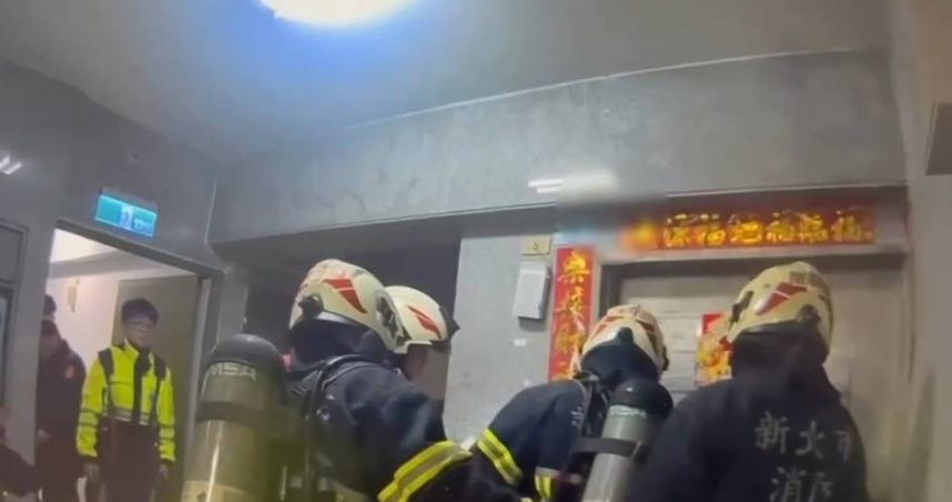 蔡男懷疑張姓妻子離家出走後躲在鍾姓鄰居家中，持滅火器砸毀鍾家大門，消防人員破門才將鍾男救出。（圖／翻攝畫面）