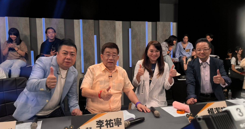 董至成（左起）、李祐寧、楊潔玫、范建佑，一同擔任《戲戲品味》節目評審。（圖／中天提供）