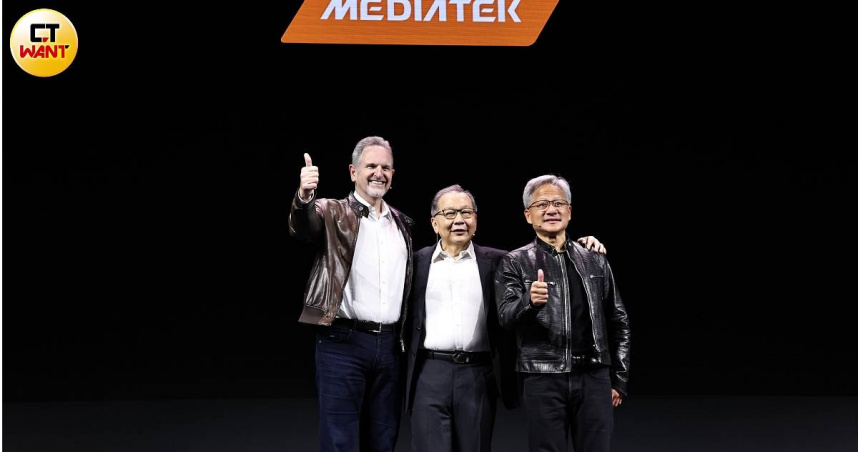 聯發科執行長蔡力行在去年COMPUTEX上與輝達執行長黃仁勳合體。（圖／黃鵬杰攝）