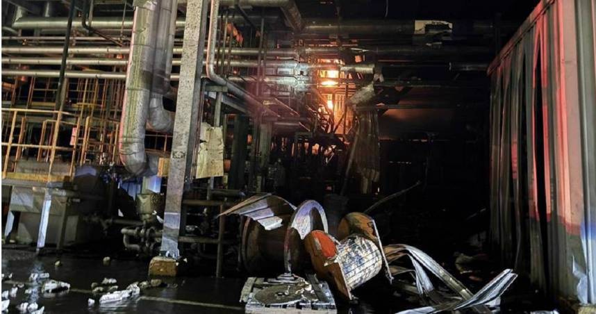 遠東新世紀化學纖維工廠6日凌晨2時53分發生火警，造成2名員工死亡、19人輕重傷。（圖／新竹縣消防局提供）