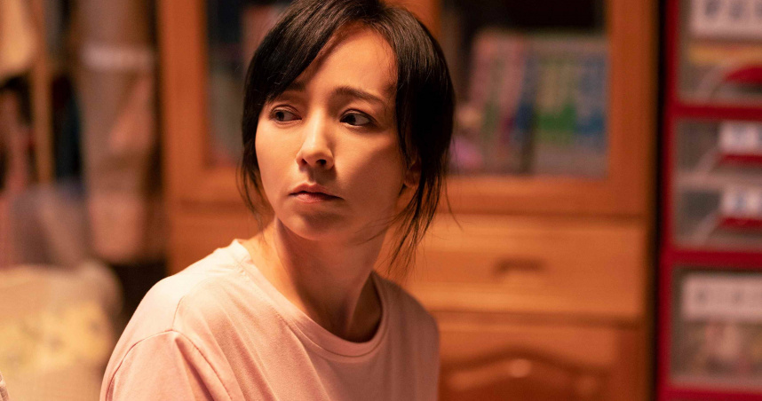 季芹在《夜校女生》中飾演求好心切的國民媽媽，一心只希望女兒考上名校。（圖／興揚電影提供）