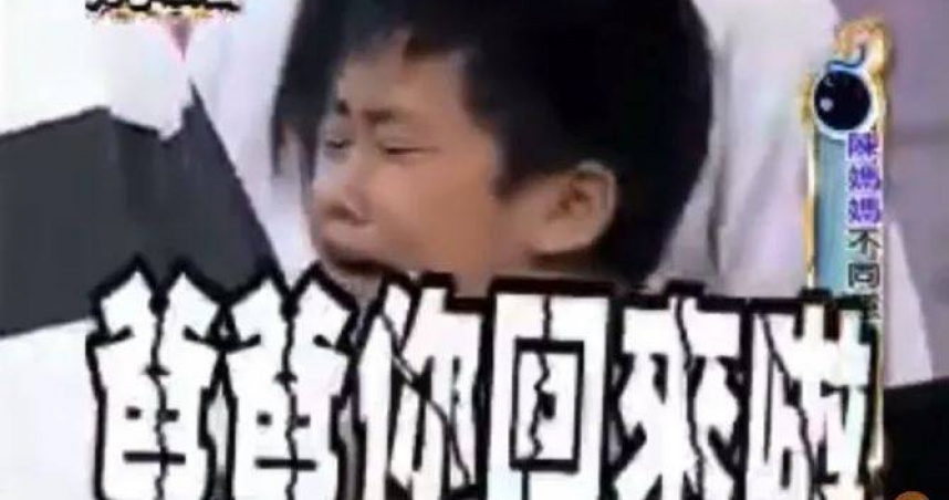 小龍下跪求父親回歸家庭。（圖／翻攝自Youtube）