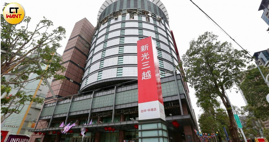 新光三越台中中港店發生氣爆意外，一樓門口外可見許多瓦礫碎片。（圖／黃耀徵攝）