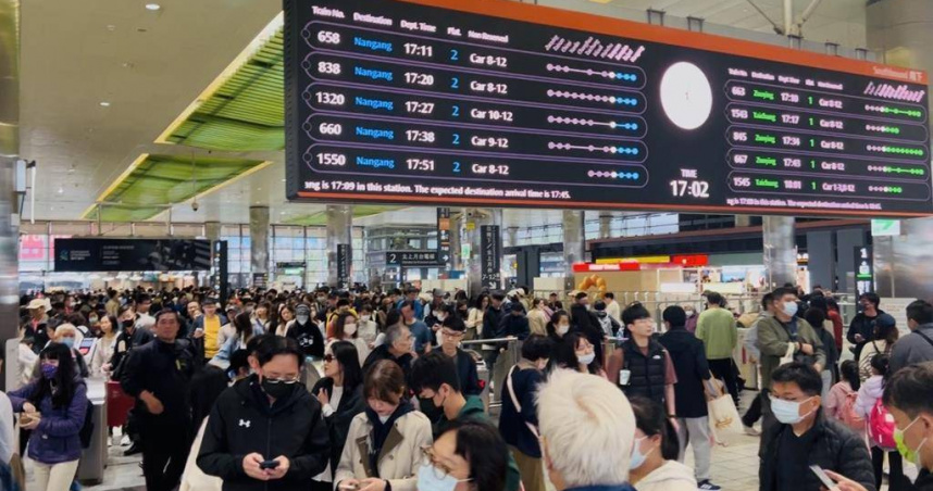 台灣高鐵公司配合交通部指示，啟動運具聯防機制，於高鐵桃園站成立前進指揮所， 15日特別增開17班次，包含南下10班及臨時，北上7班，以紓緩台灣燈會及機場捷運場時的大量人潮。（圖／中國時報廖姮玥攝）