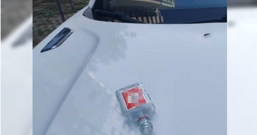 陸湖北襄陽一名史姓男子深夜把酒瓶從18樓高扔出，砸壞鄰居的轎車，遭警方帶回刑事拘留，他試圖解釋自己單純怕妻子知道在家喝酒，才做出此舉。（圖／翻攝自微博）