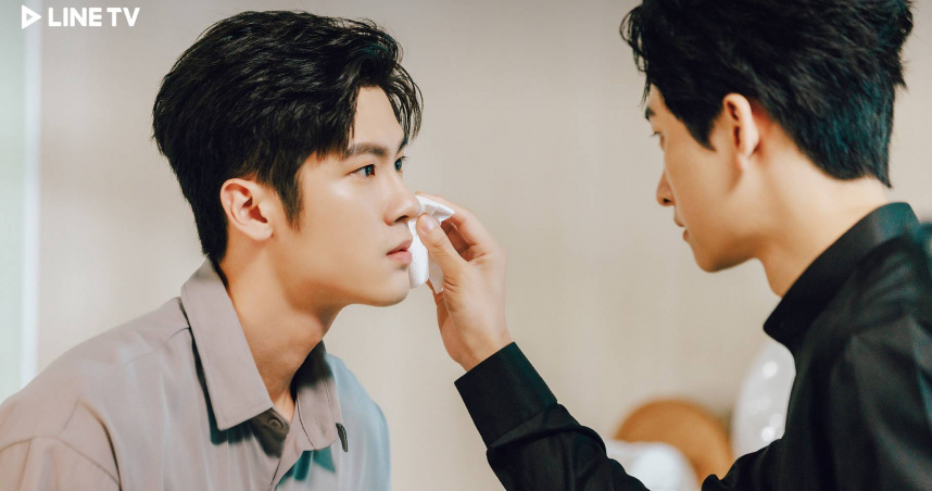 《獨佔接班人》張家陞（左）像小太陽一樣陪伴在毛祁生旁邊。（圖／LINE TV）