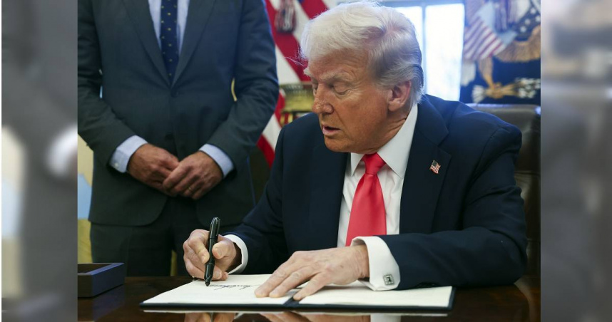 美國總統川普（Donald Trump）24日和法國總統馬克宏（Emmanuel Macron）在白宮會面，被媒體捕捉到右手背出現大片瘀青。（圖／美聯社）。