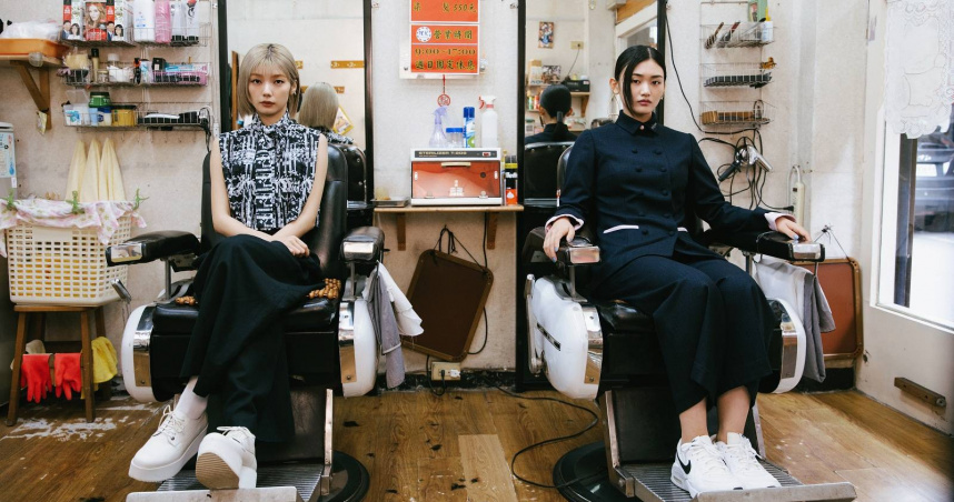 山﨑天（左）、藤吉夏鈴也快閃來台踩點，還穿上台灣設計師品牌服裝拍攝系列美照。（圖／索尼音樂／ATC Taiwan提供）