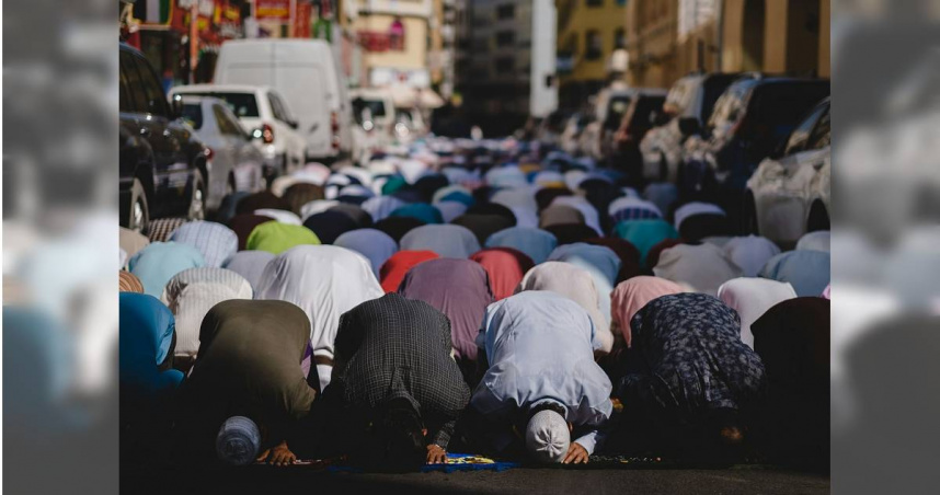 馬來西亞一群女子近日在清真寺內進行晨禱時，竟有一名19歲男子潛入，強行抱走一名正在祈禱的女童企圖性侵。（示意圖／Unsplash）